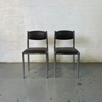 Paire de chaises en cuir et métal chromé Collomb Création