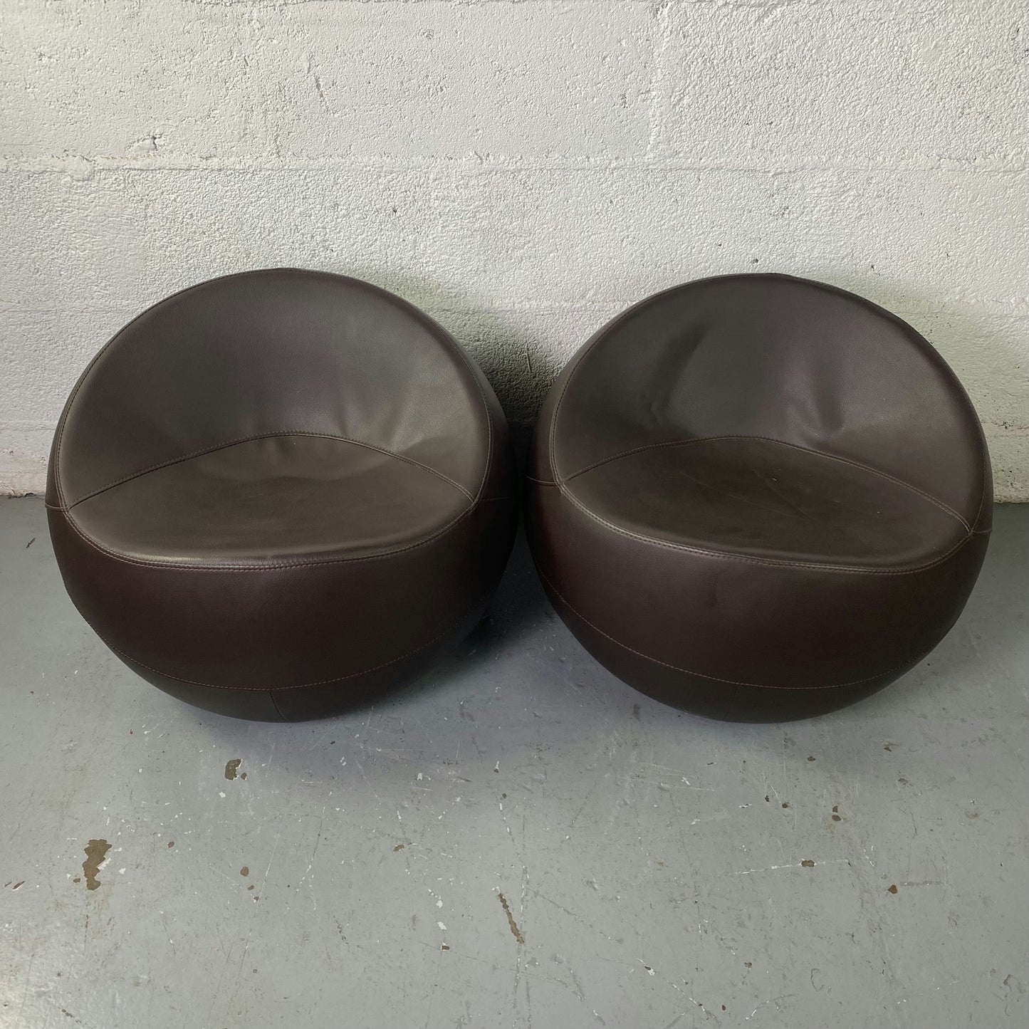 Ball Chair en cuir marron par Finn Stone