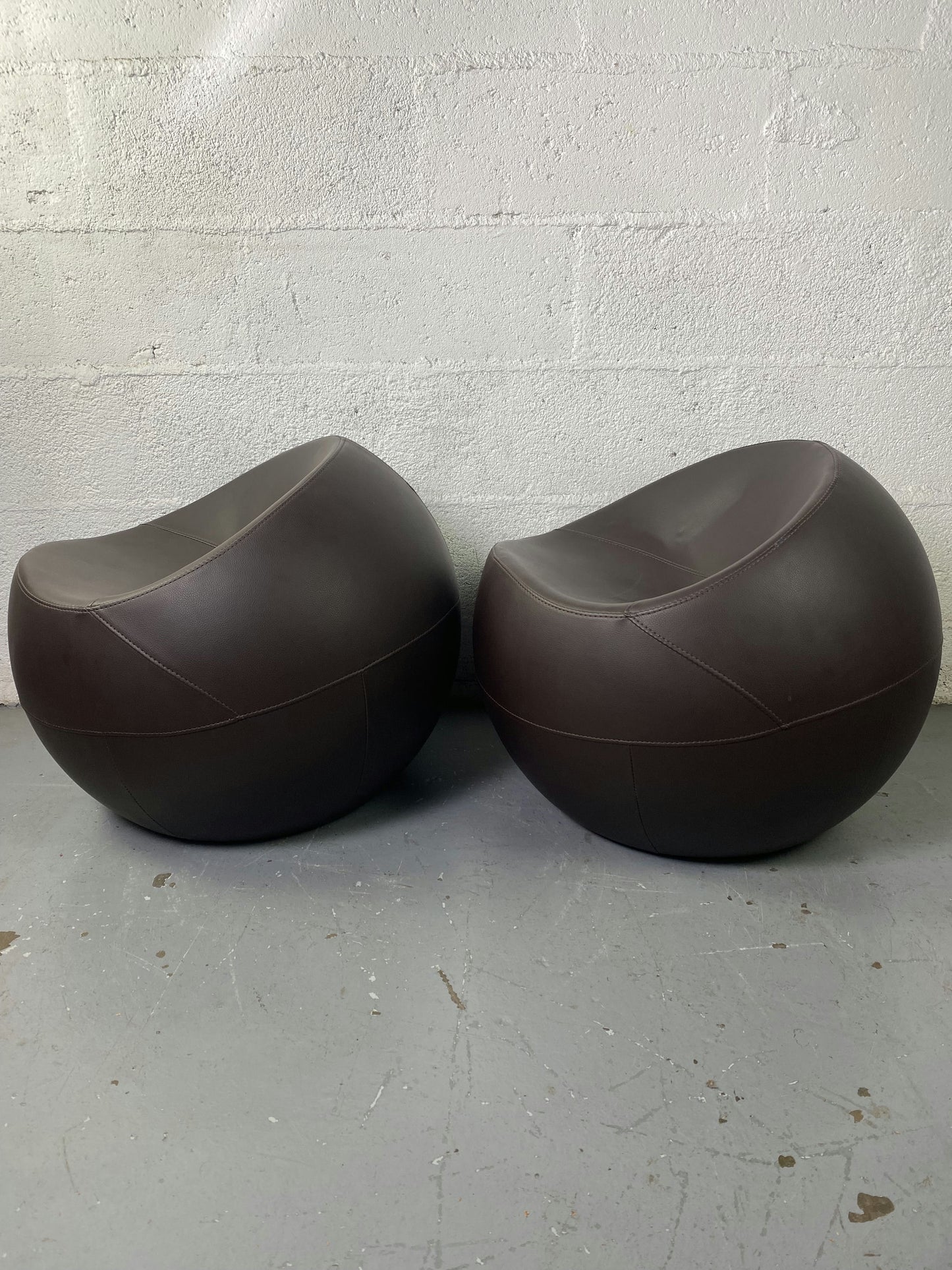 Ball Chair en cuir marron par Finn Stone