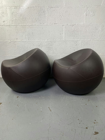 Ball Chair en cuir marron par Finn Stone