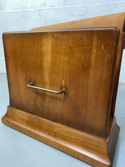 Porte revue en bois et cuir