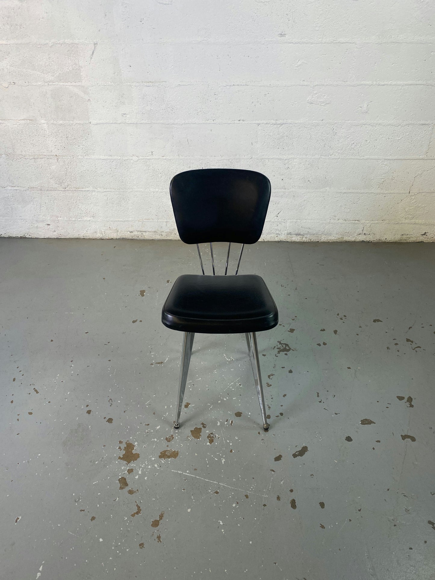 Chaise skaï noire année 60