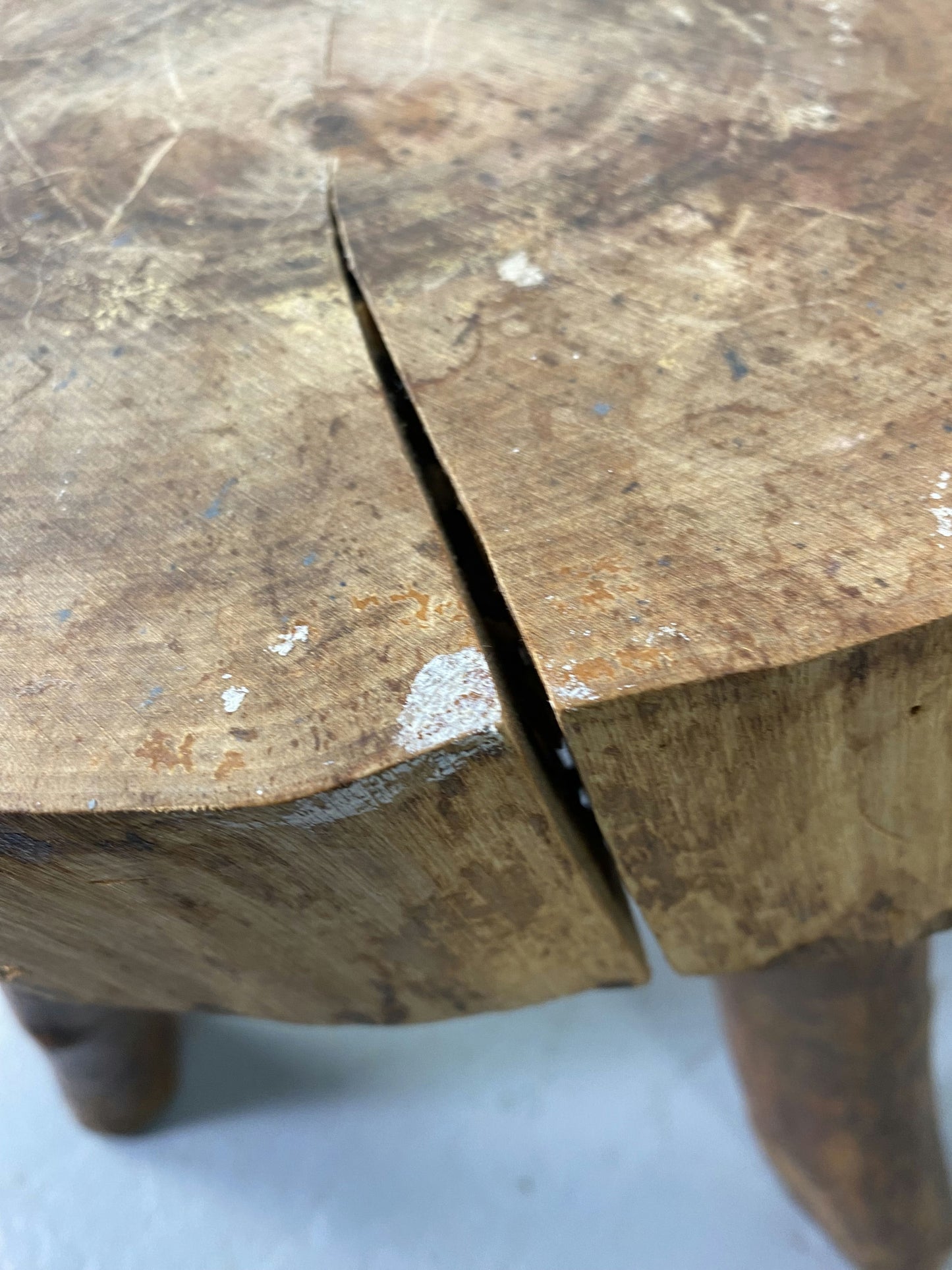 Paire de tabouret tripode  en bois brut