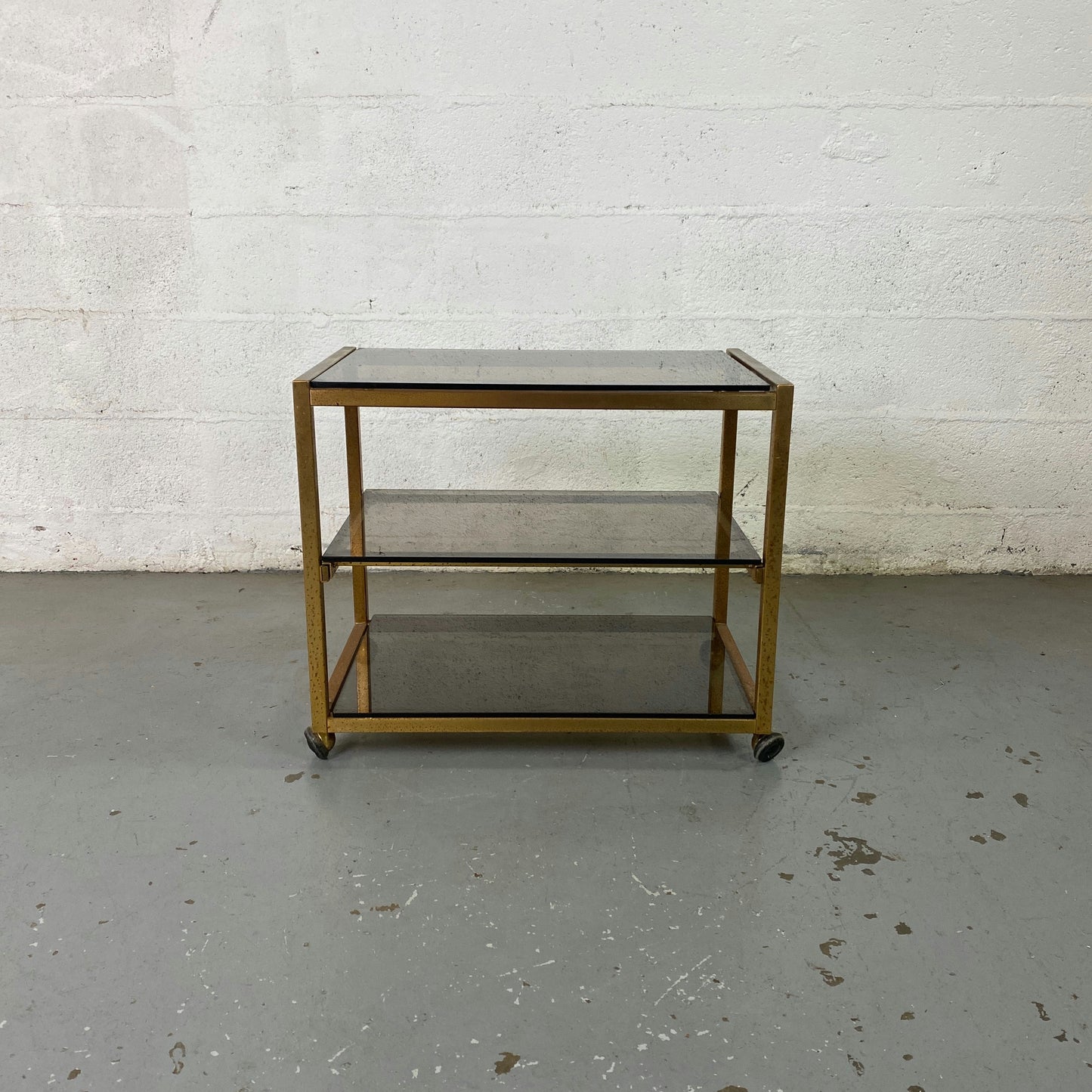 Étagère à roulettes et plateaux en verre