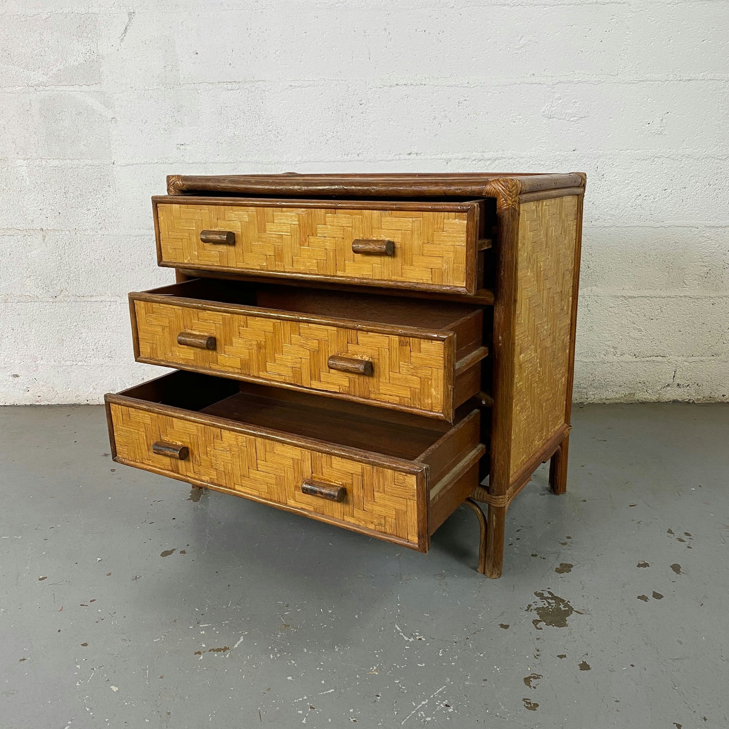 Commode en bois et rotin