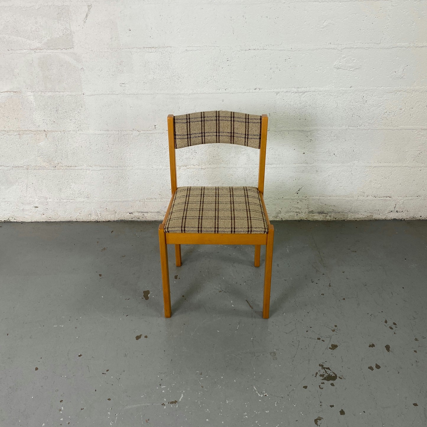 Chaise vintage quadrillée