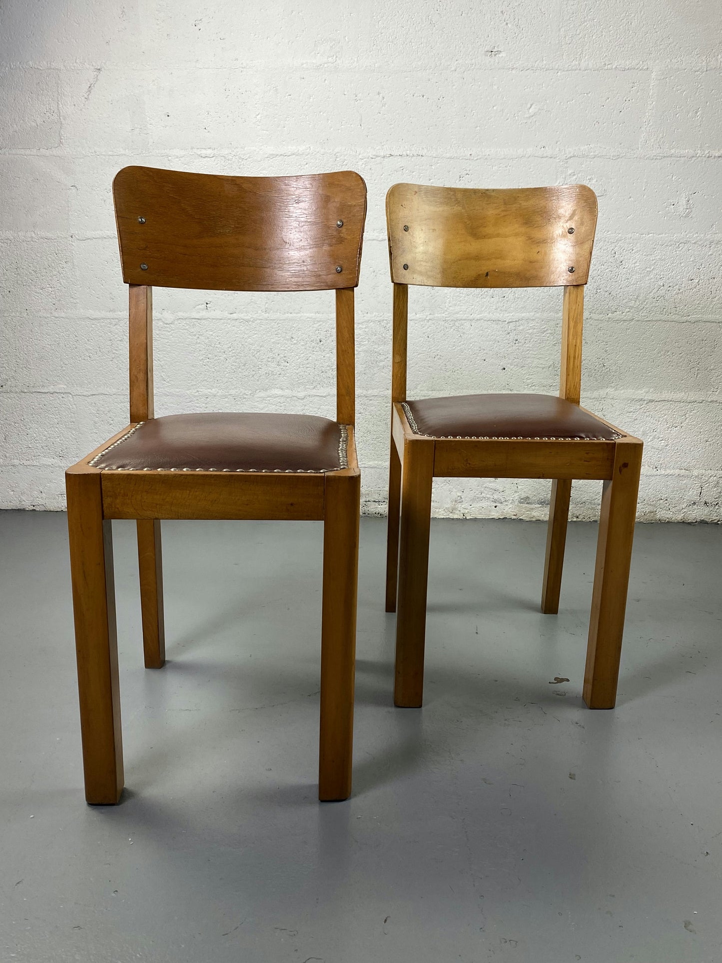 Paire de chaise en bois et cuir