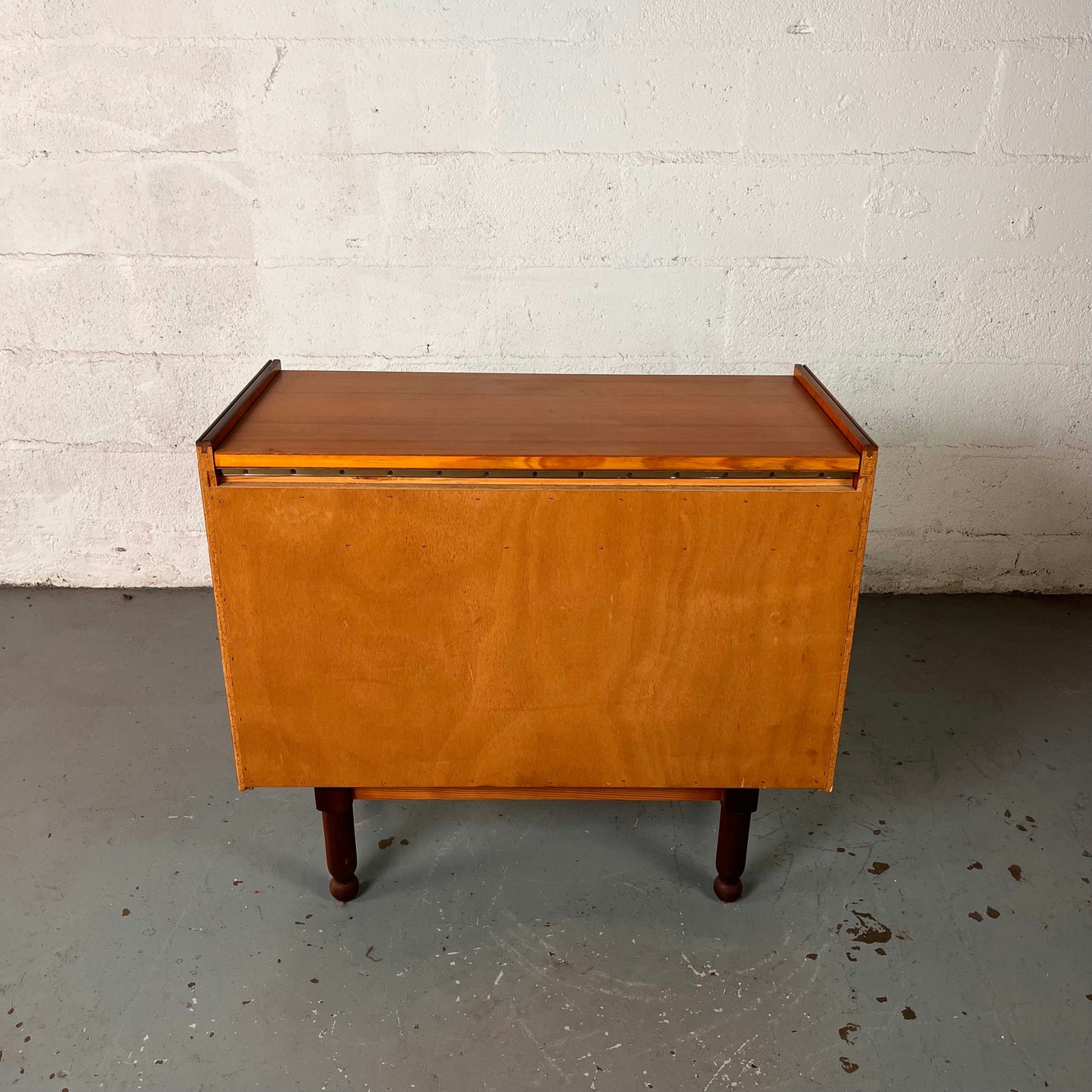 Commode en teck et formica blanc