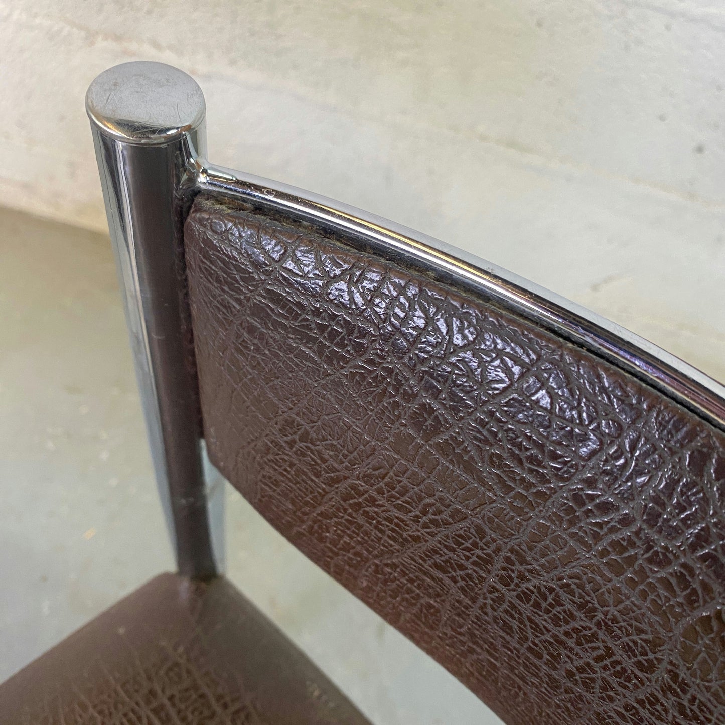 Paire de chaises en cuir et métal chromé Collomb Création