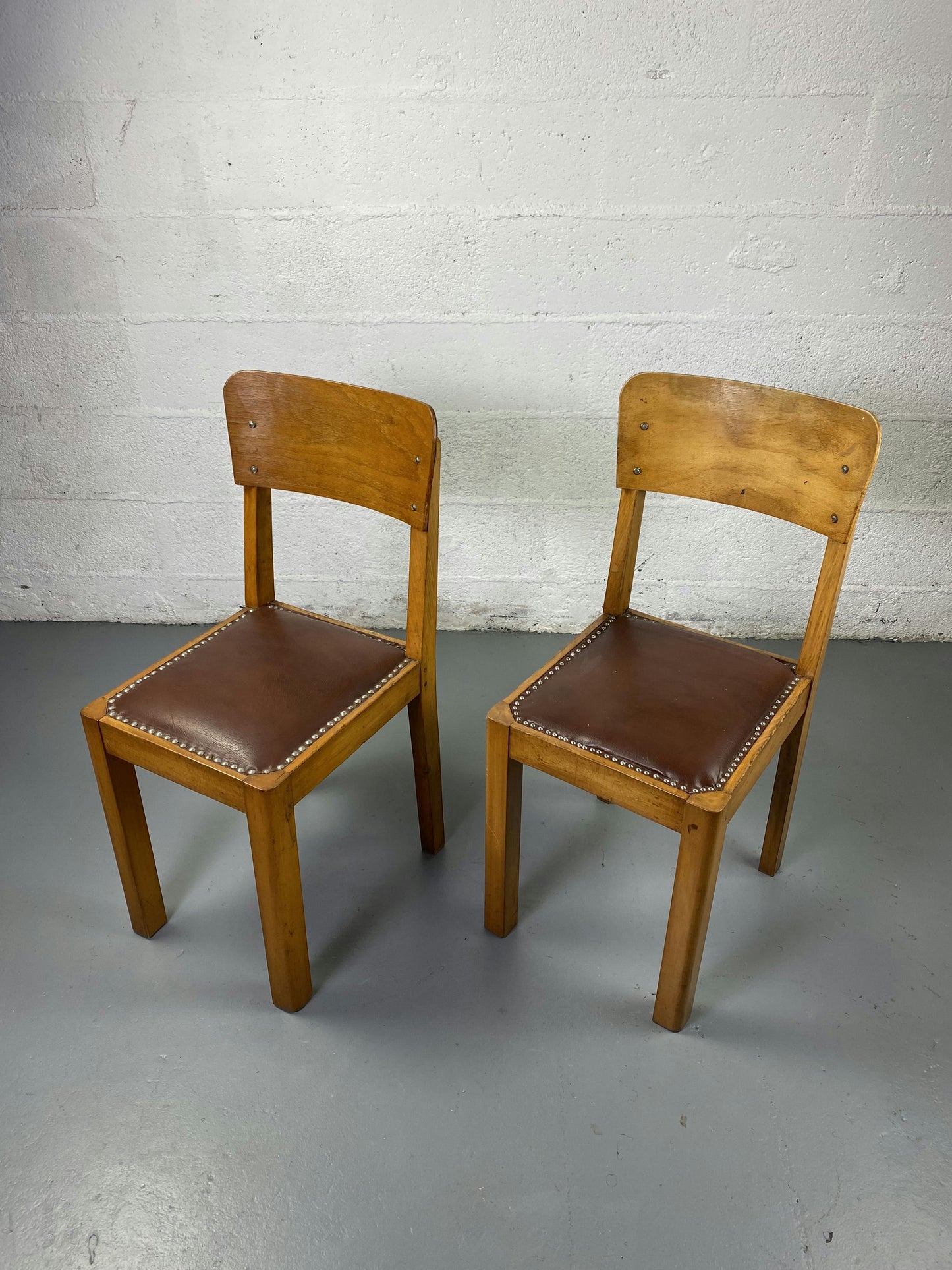 Paire de chaise en bois et cuir