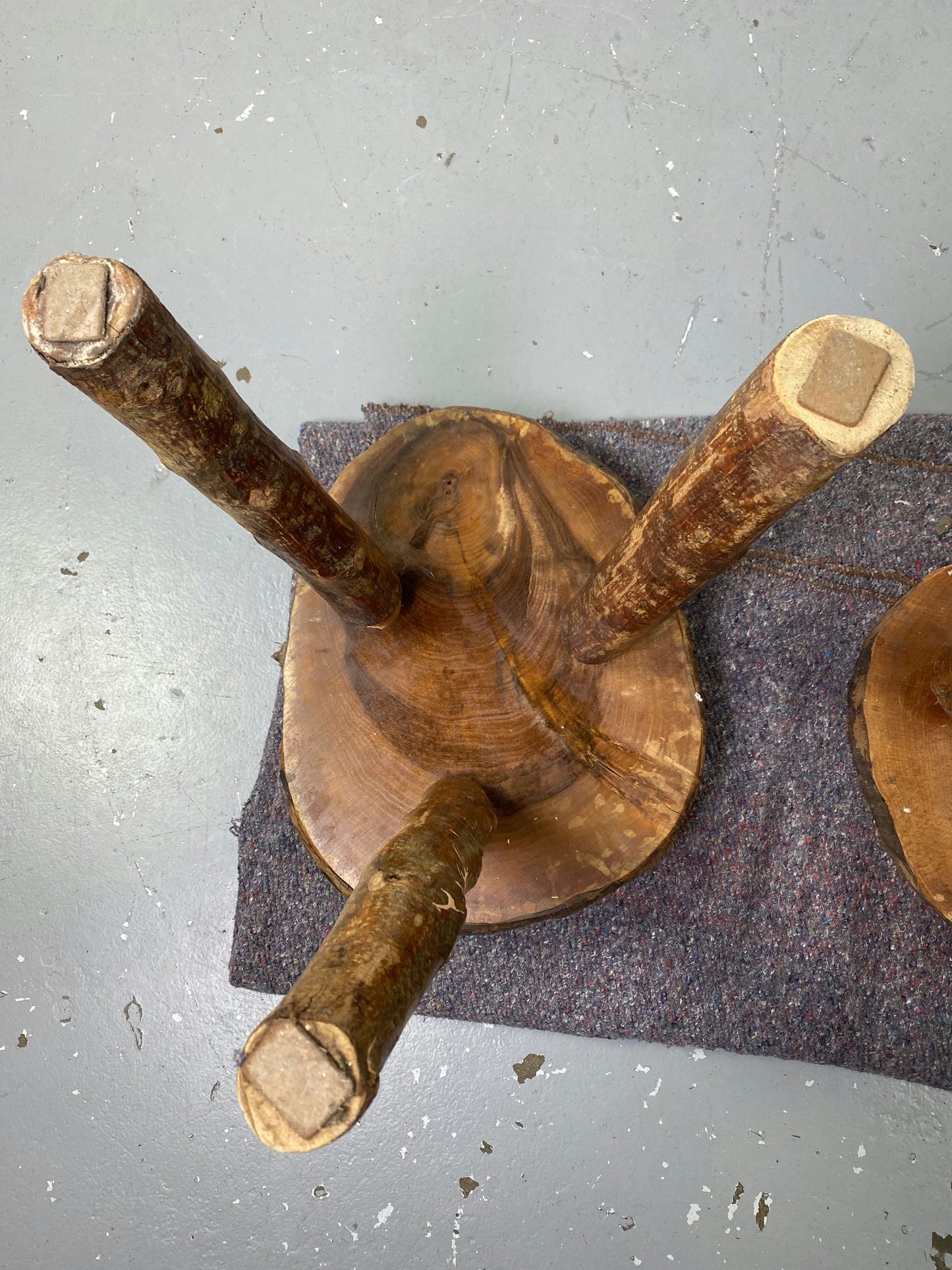 Paire de tabouret tripode  en bois brut