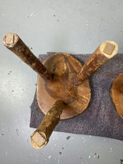 Paire de tabouret tripode  en bois brut