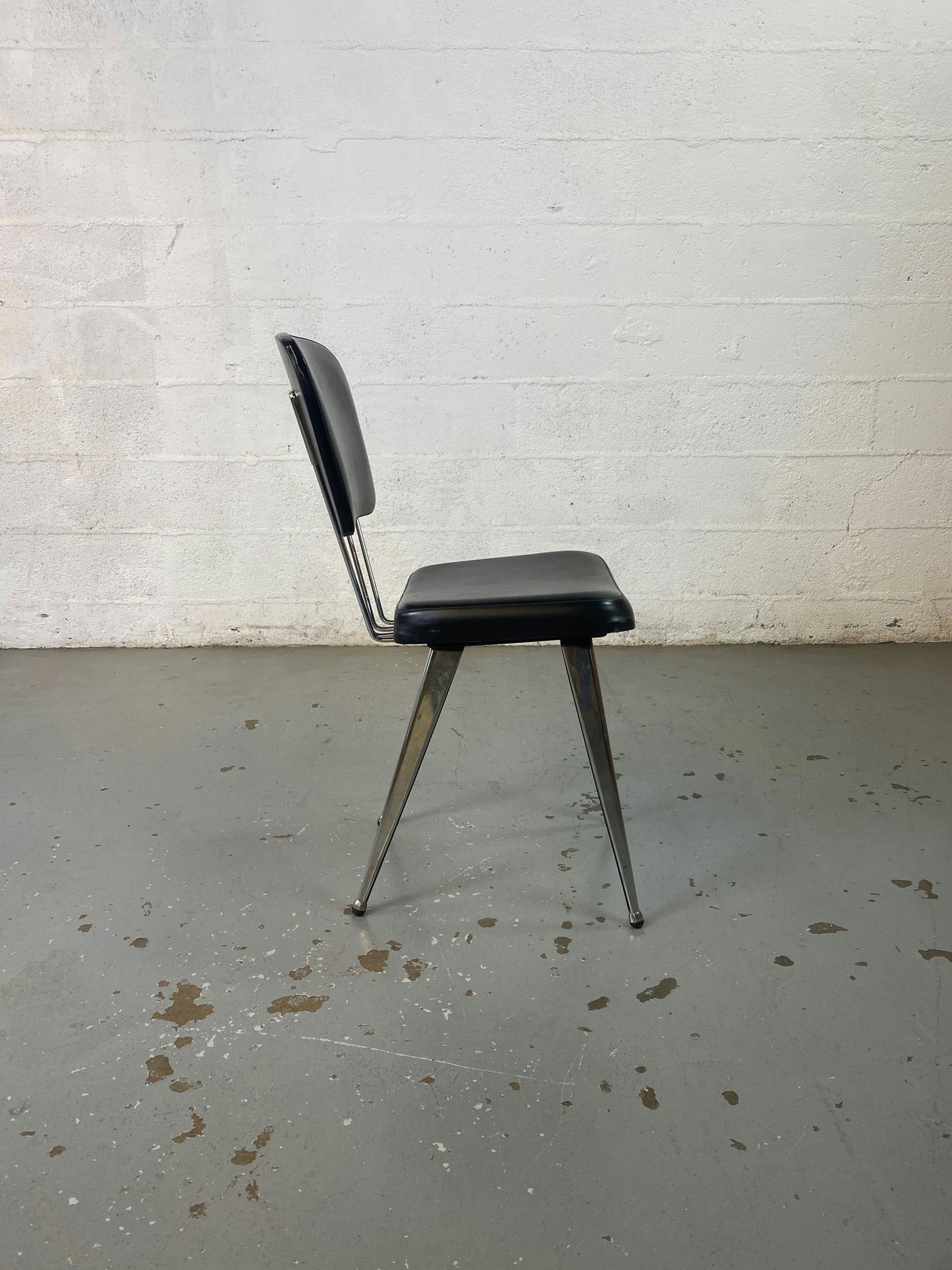 Chaise skaï noire année 60