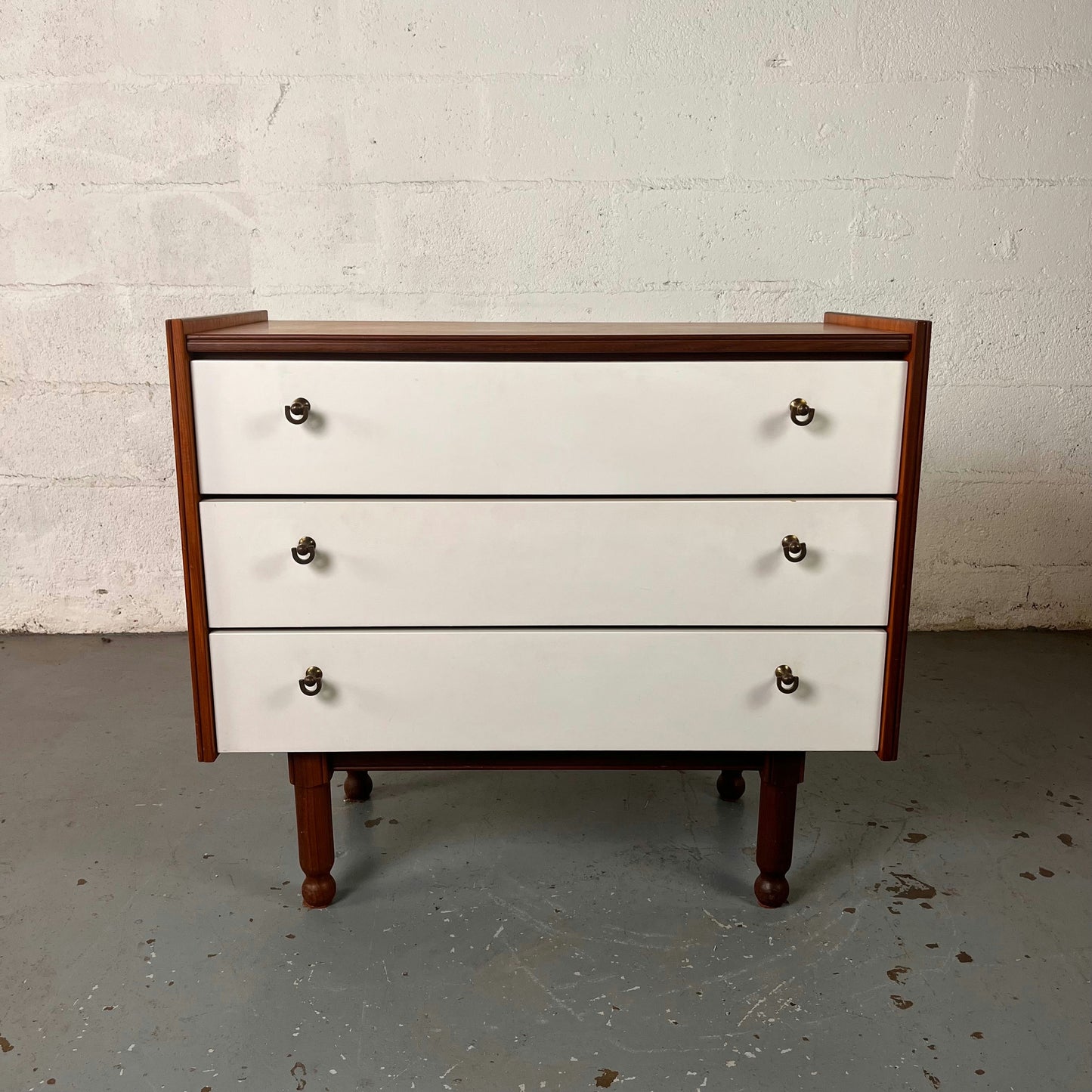 Commode en teck et formica blanc