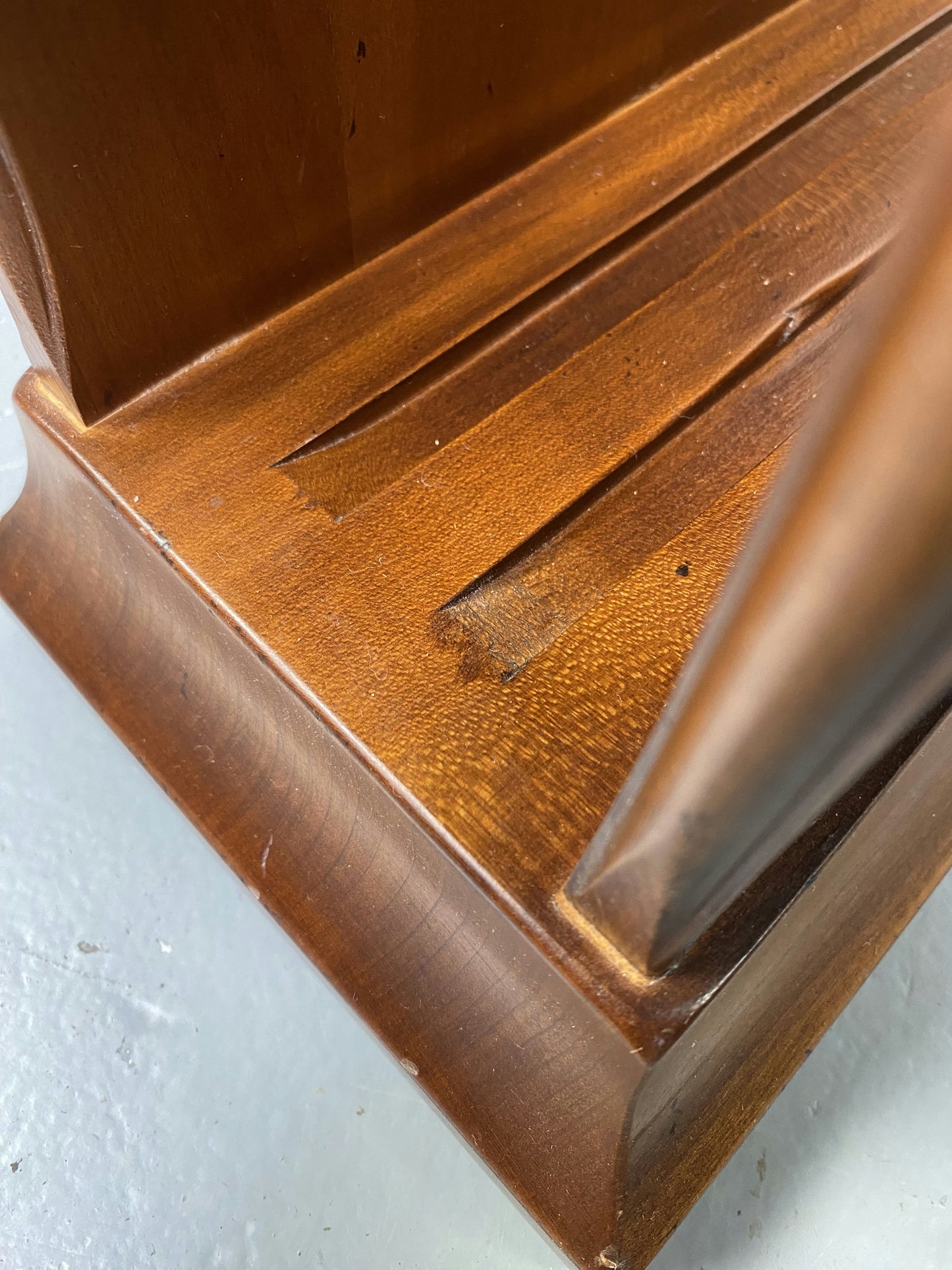 Porte revue en bois et cuir