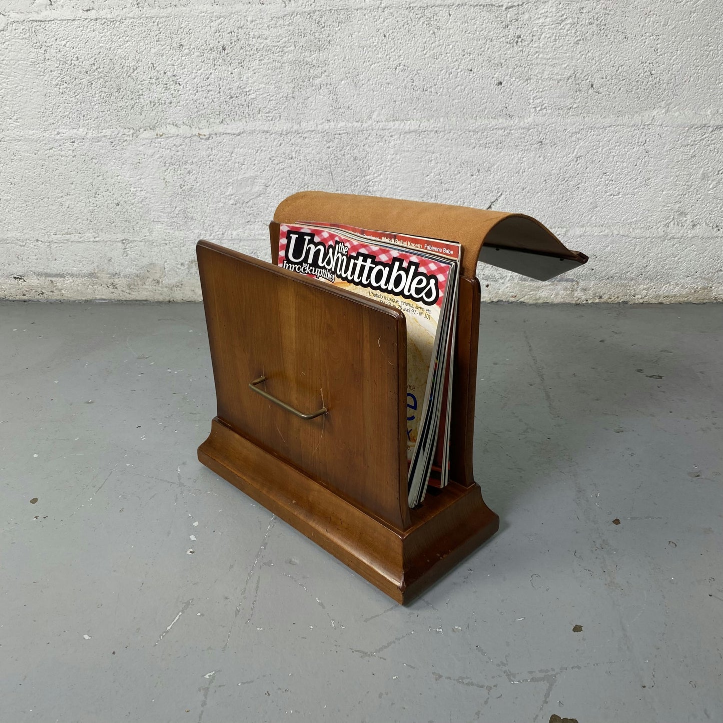 Porte revue en bois et cuir