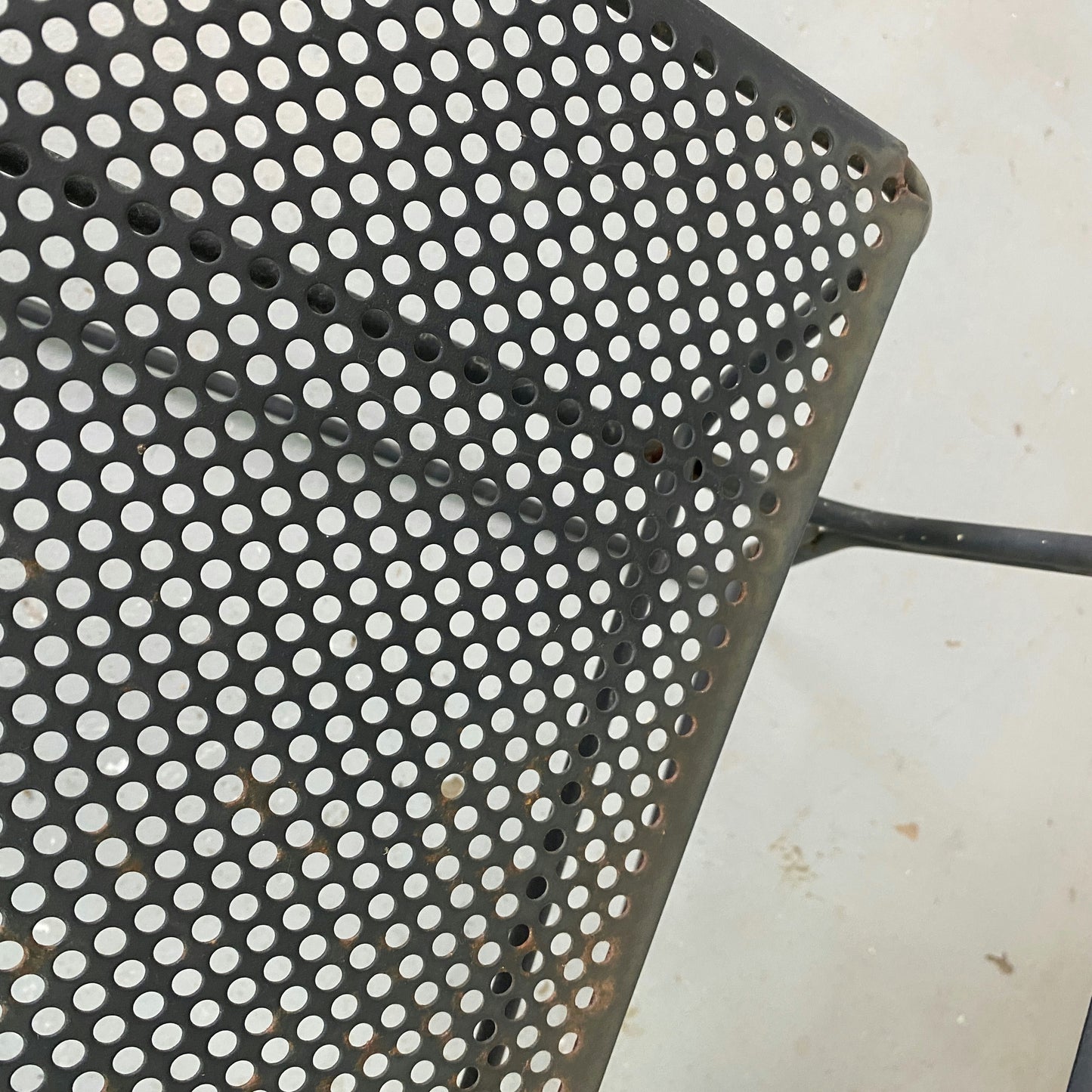 Paire de fauteuils en métal perforé collection fil par François Azambourg