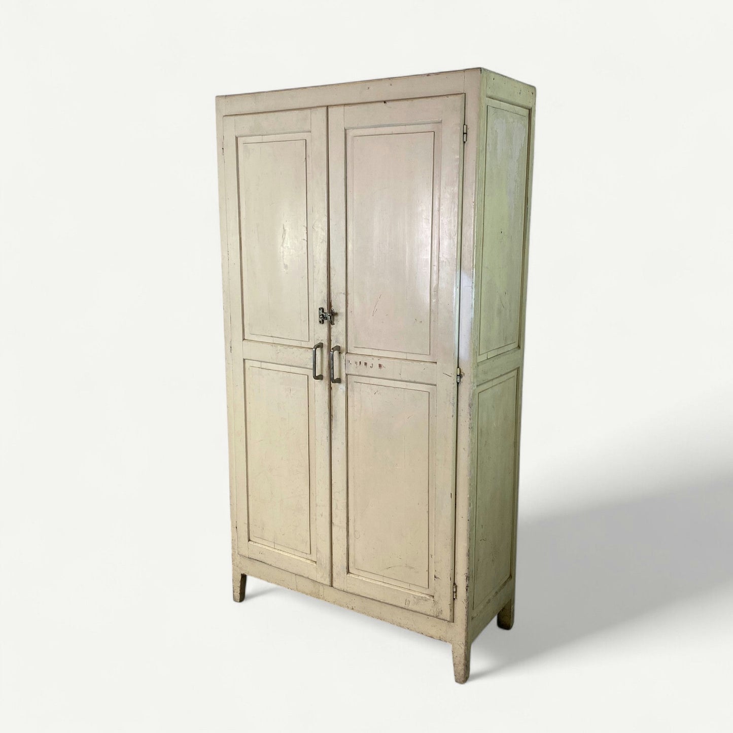 Armoire parisienne patinée