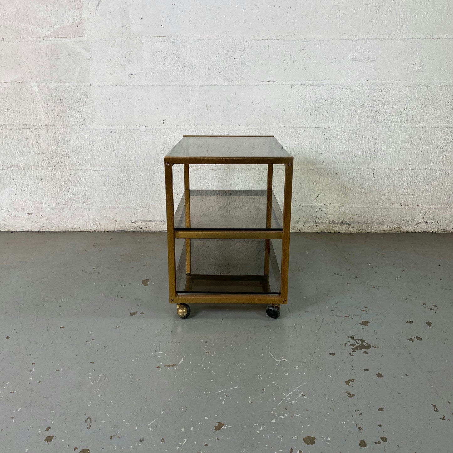 Étagère à roulettes et plateaux en verre