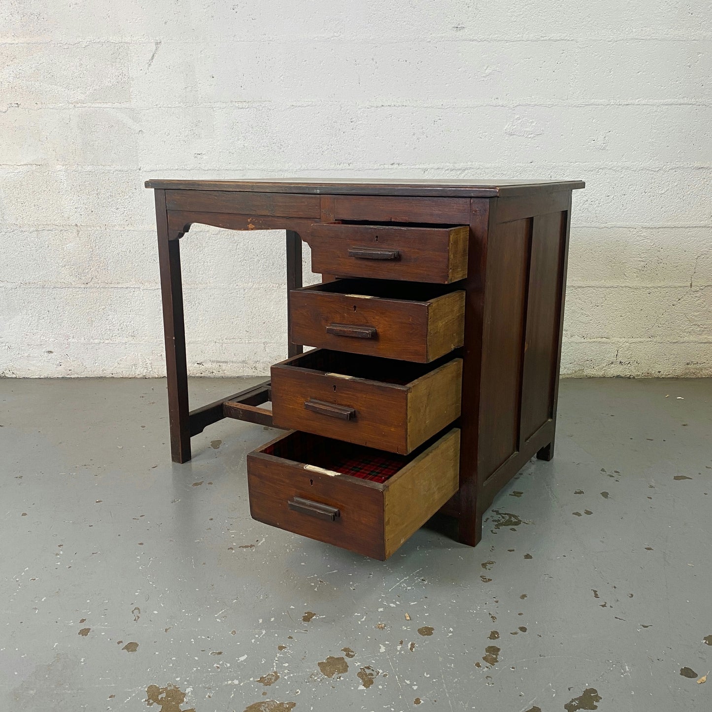Bureau en bois 4 tiroirs