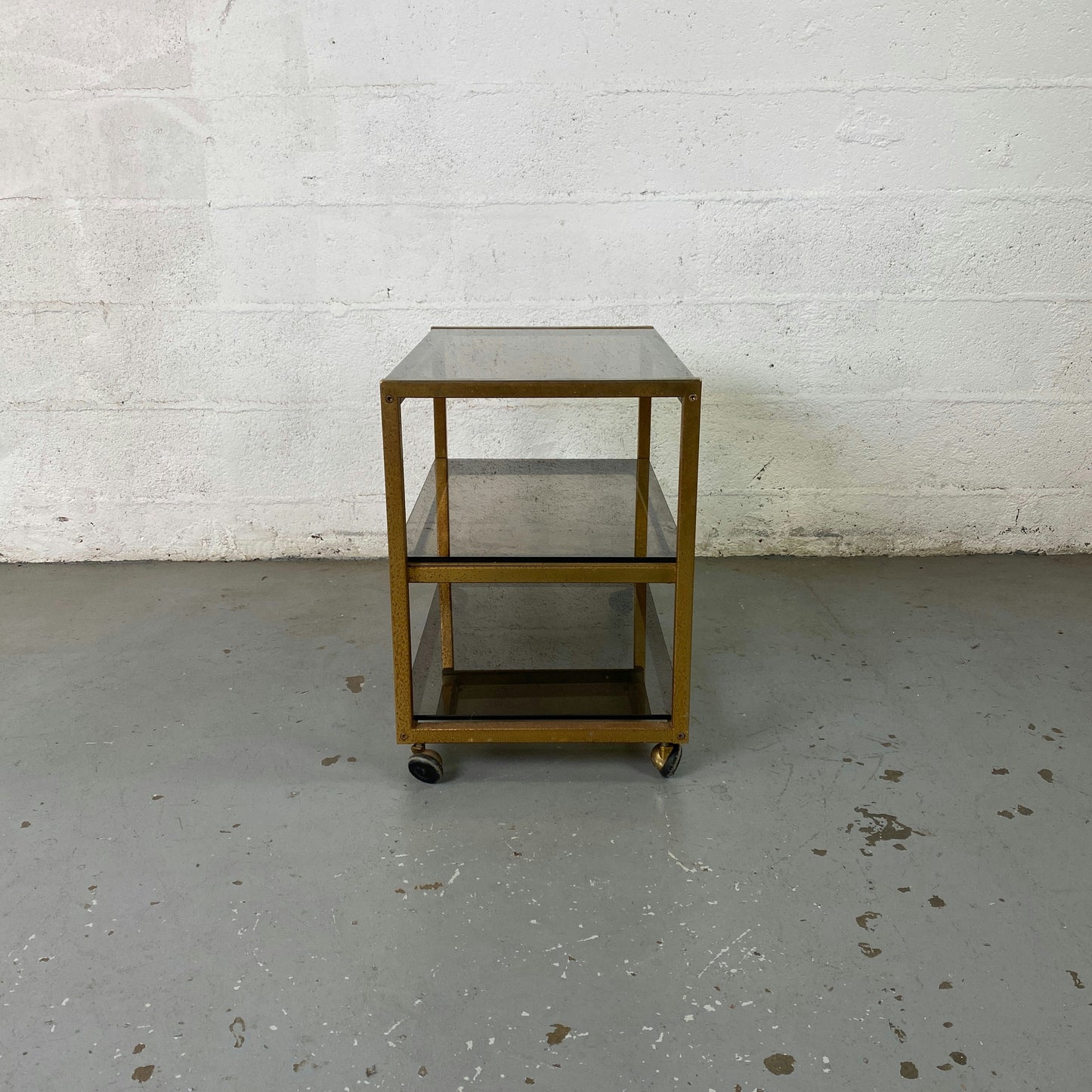 Étagère à roulettes et plateaux en verre