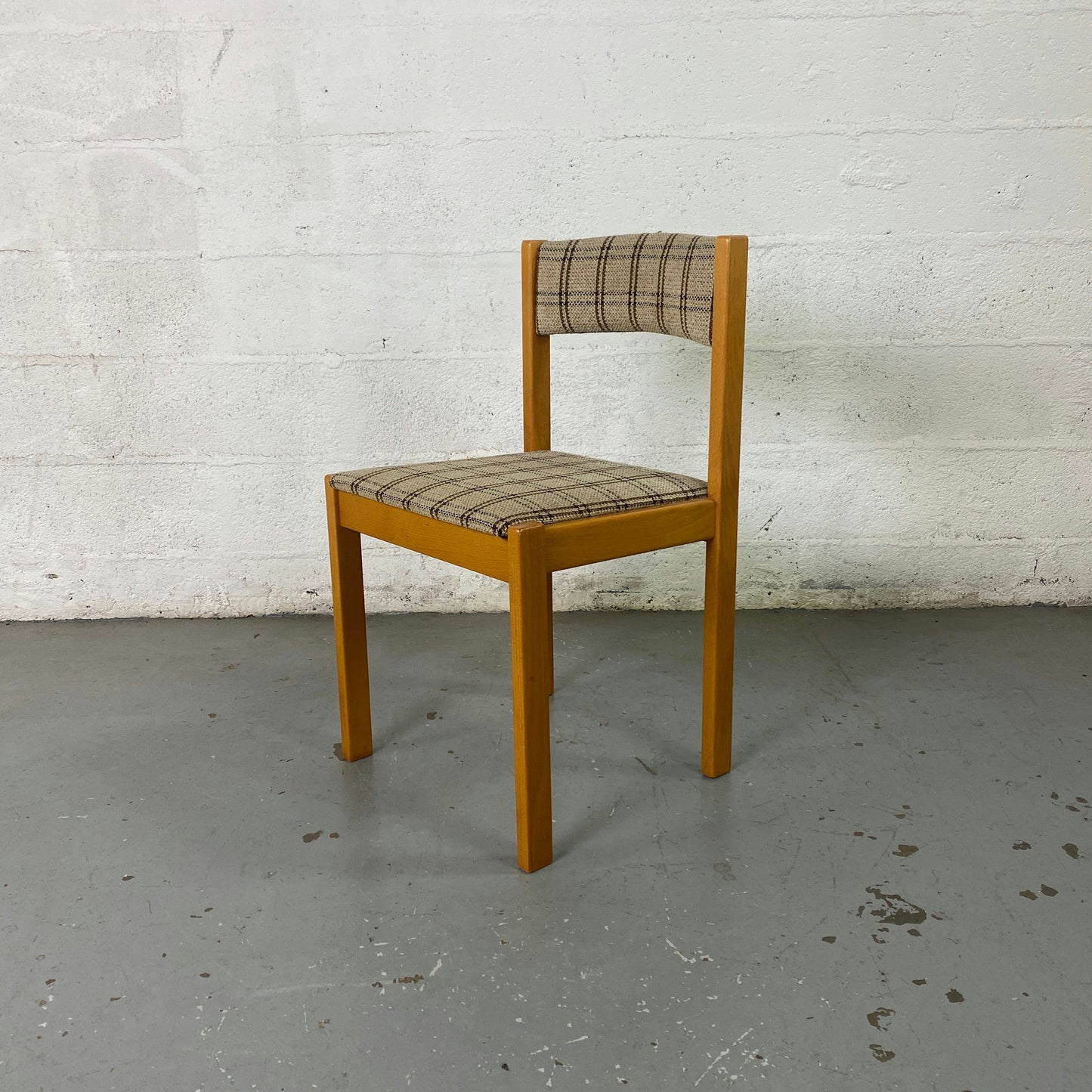 Chaise vintage quadrillée