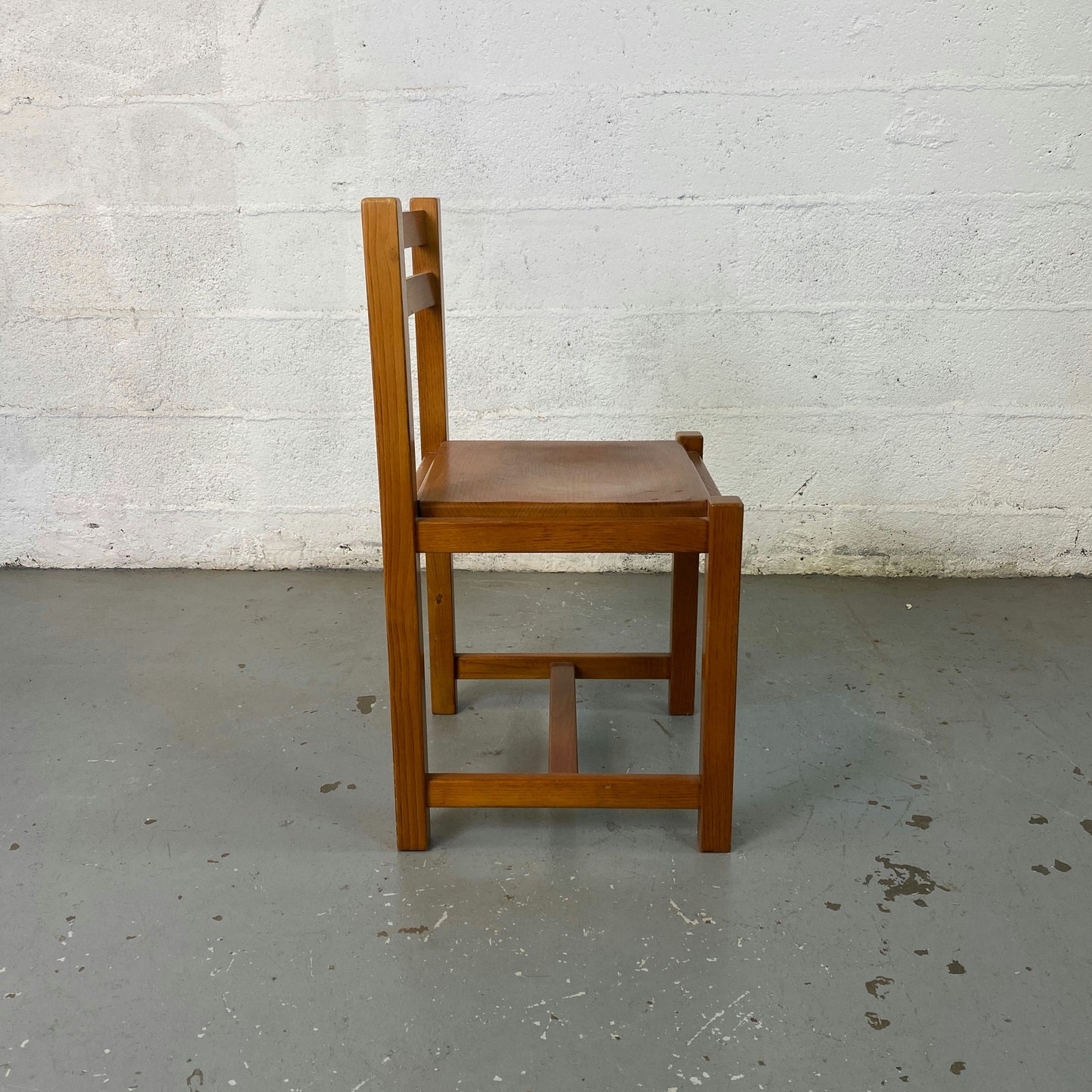 Chaise en bois massif  design moderniste/brutaliste, années 70