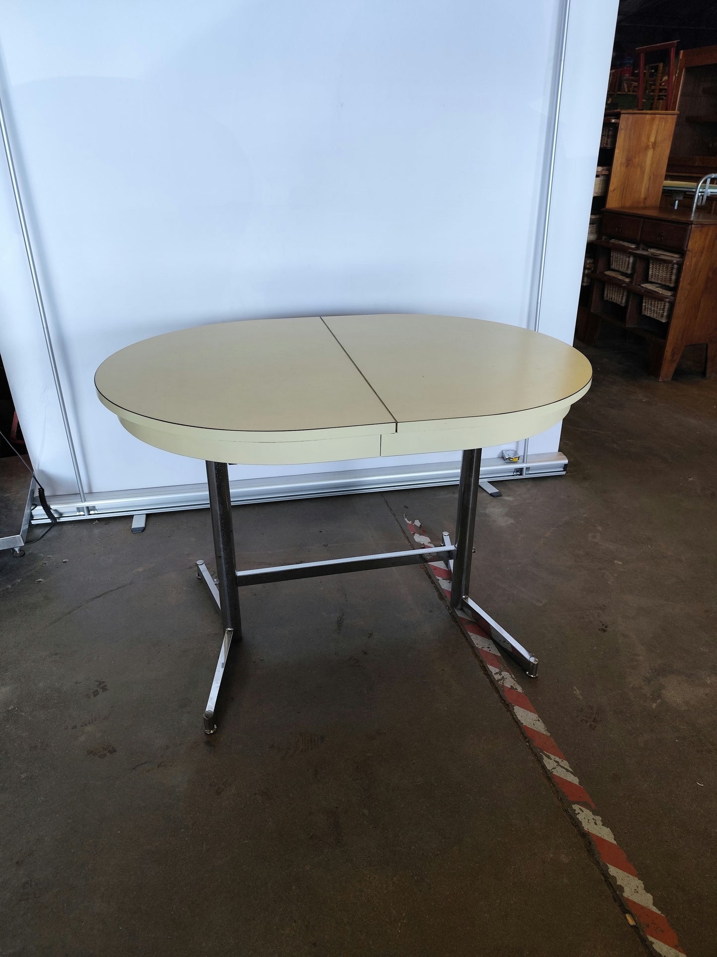 Table ovale formica jaune esprit 70