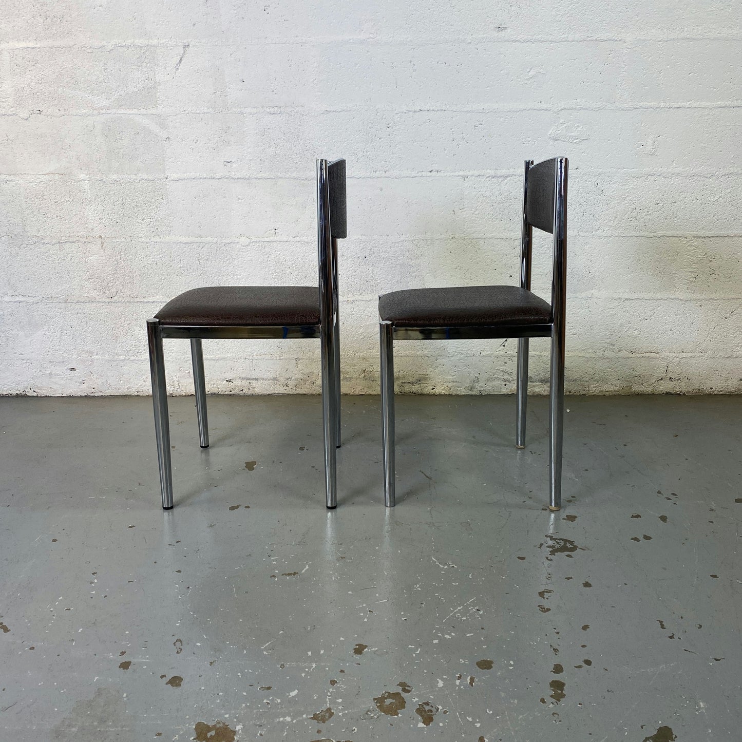 Paire de chaises en cuir et métal chromé Collomb Création