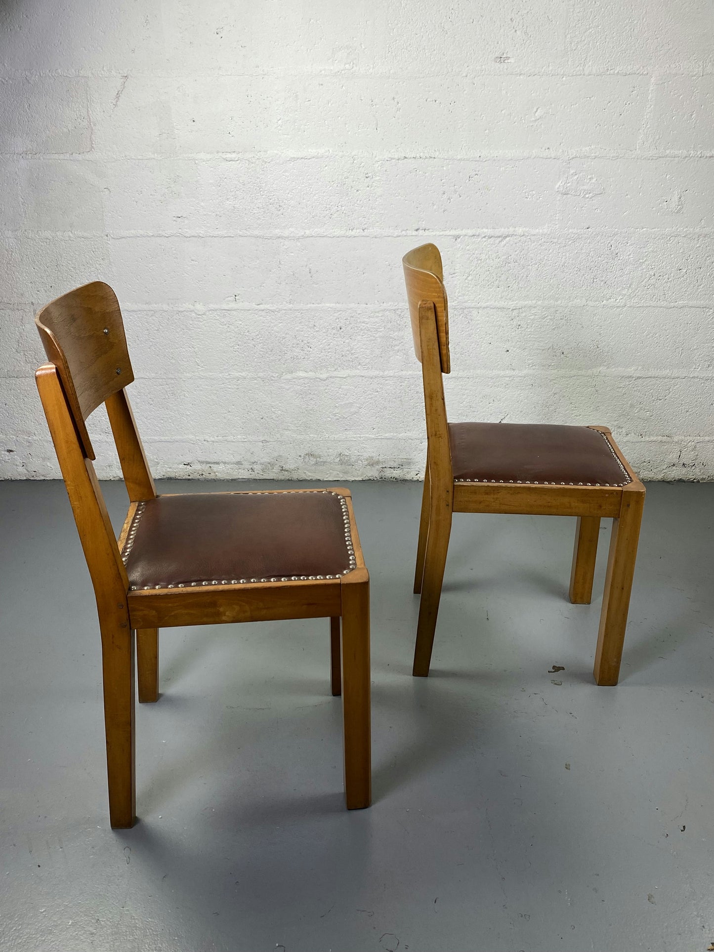 Paire de chaise en bois et cuir