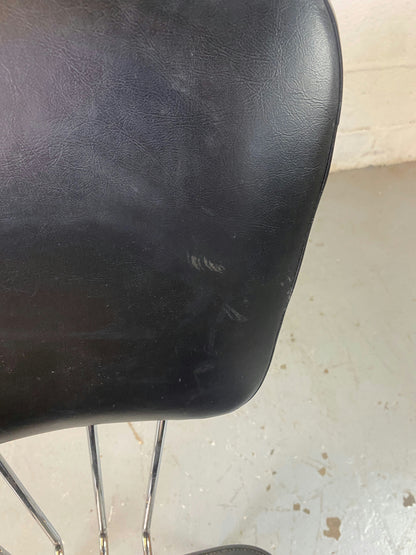 Chaise skaï noire année 60