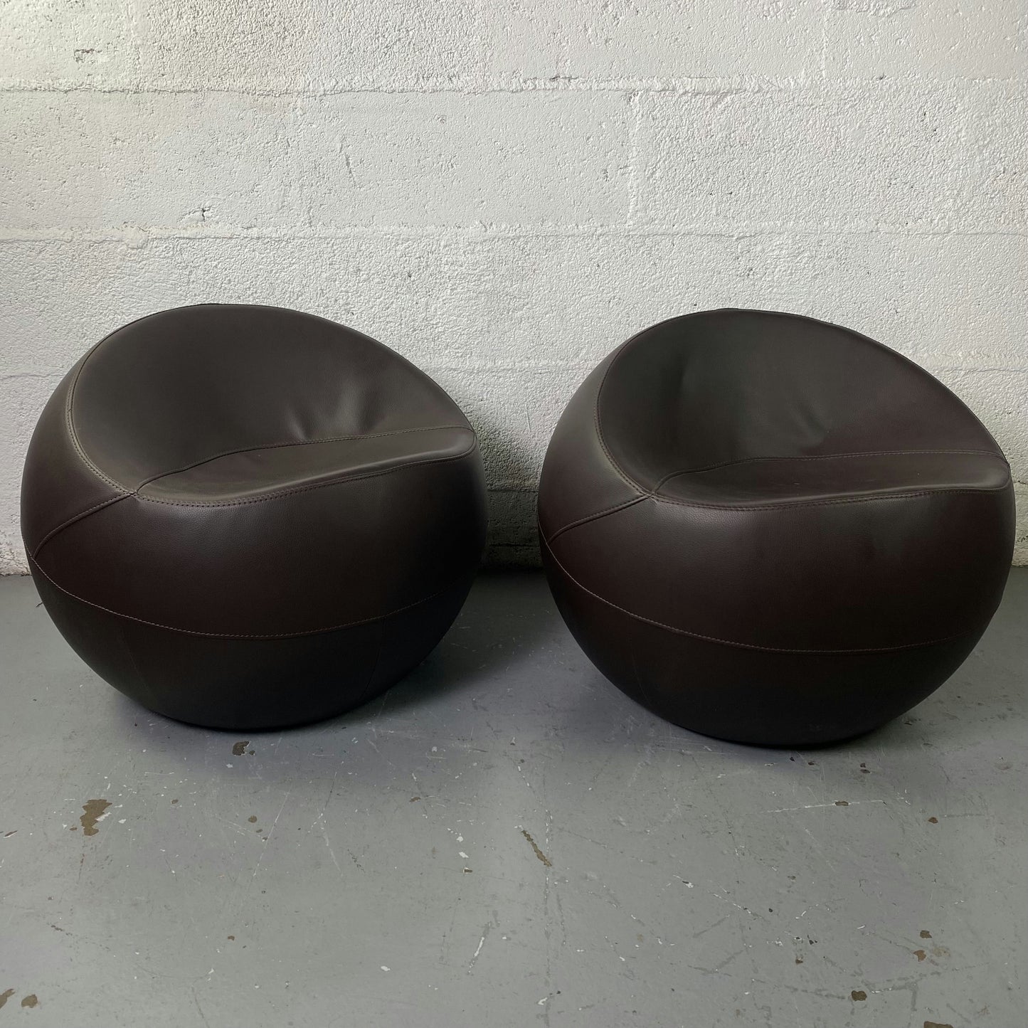 Ball Chair en cuir marron par Finn Stone