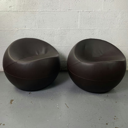 Ball Chair en cuir marron par Finn Stone