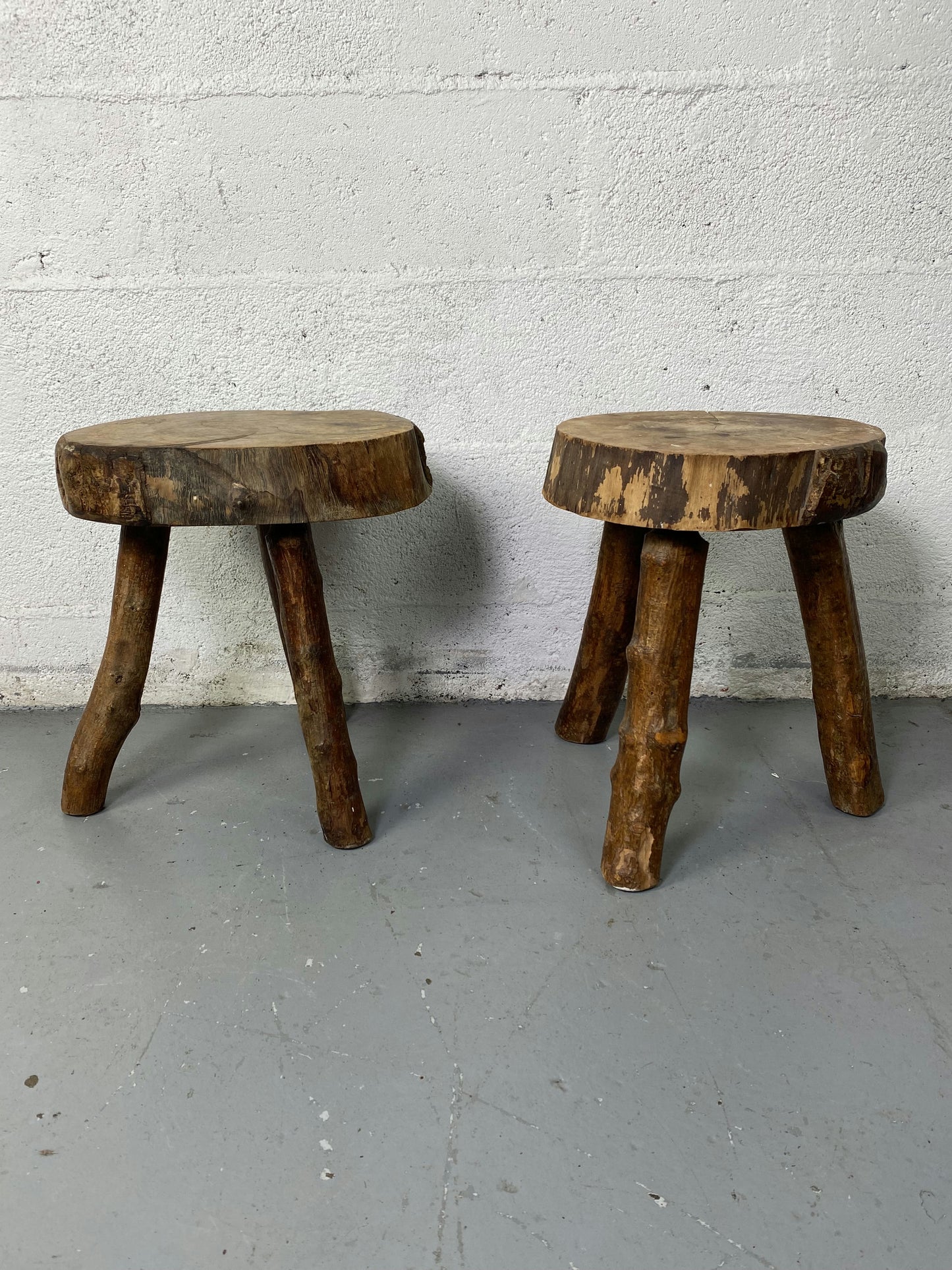 Paire de tabouret tripode  en bois brut
