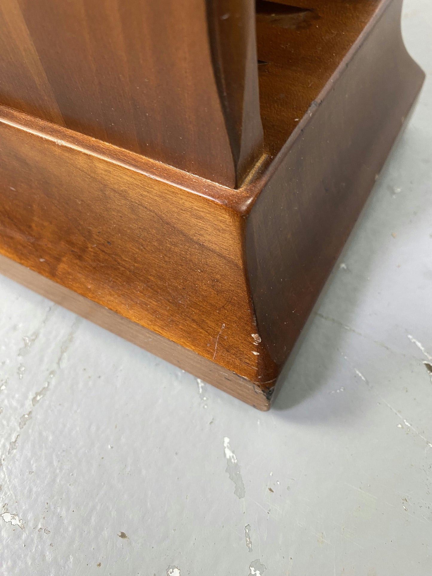 Porte revue en bois et cuir