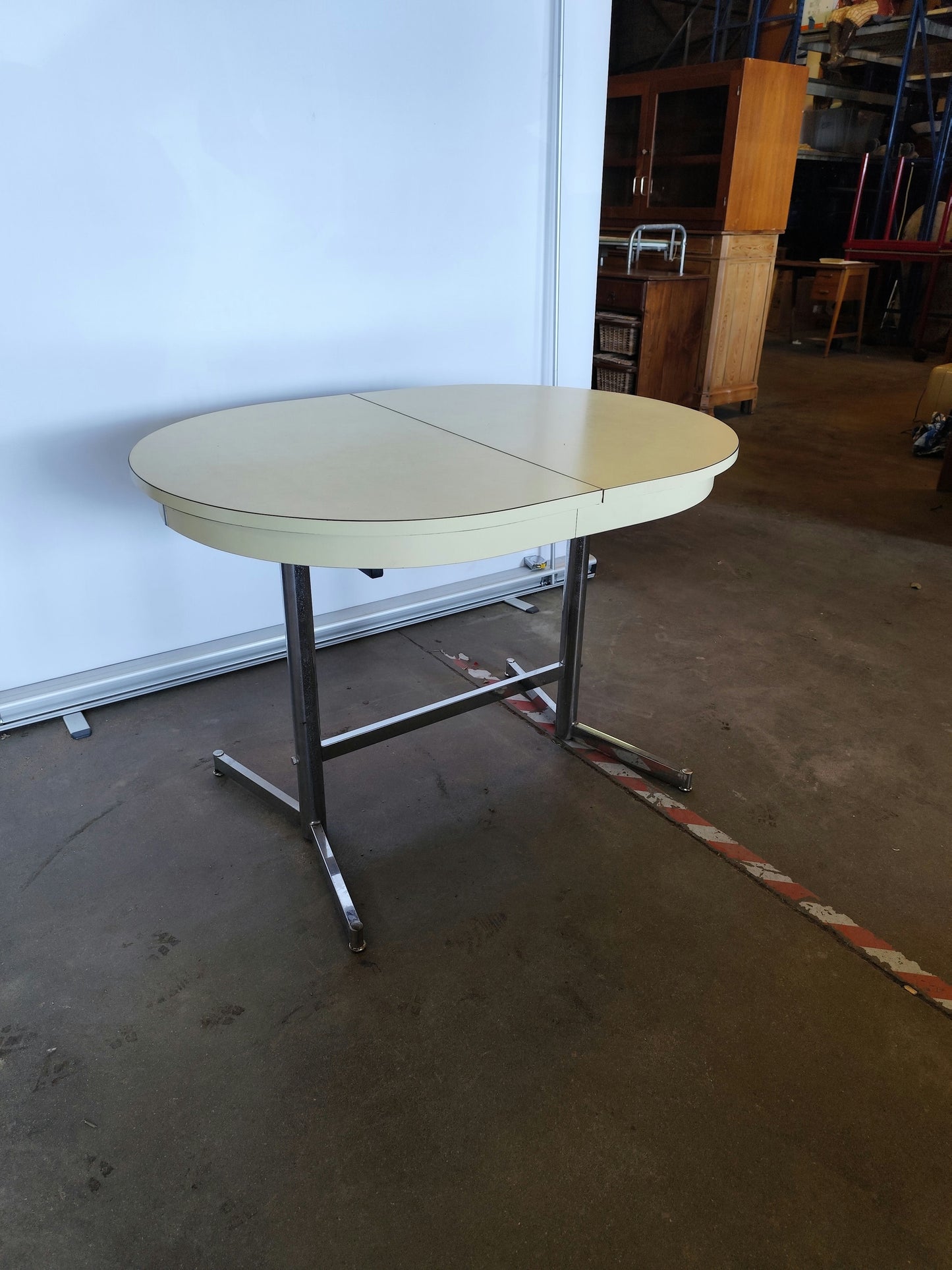 Table ovale formica jaune esprit 70