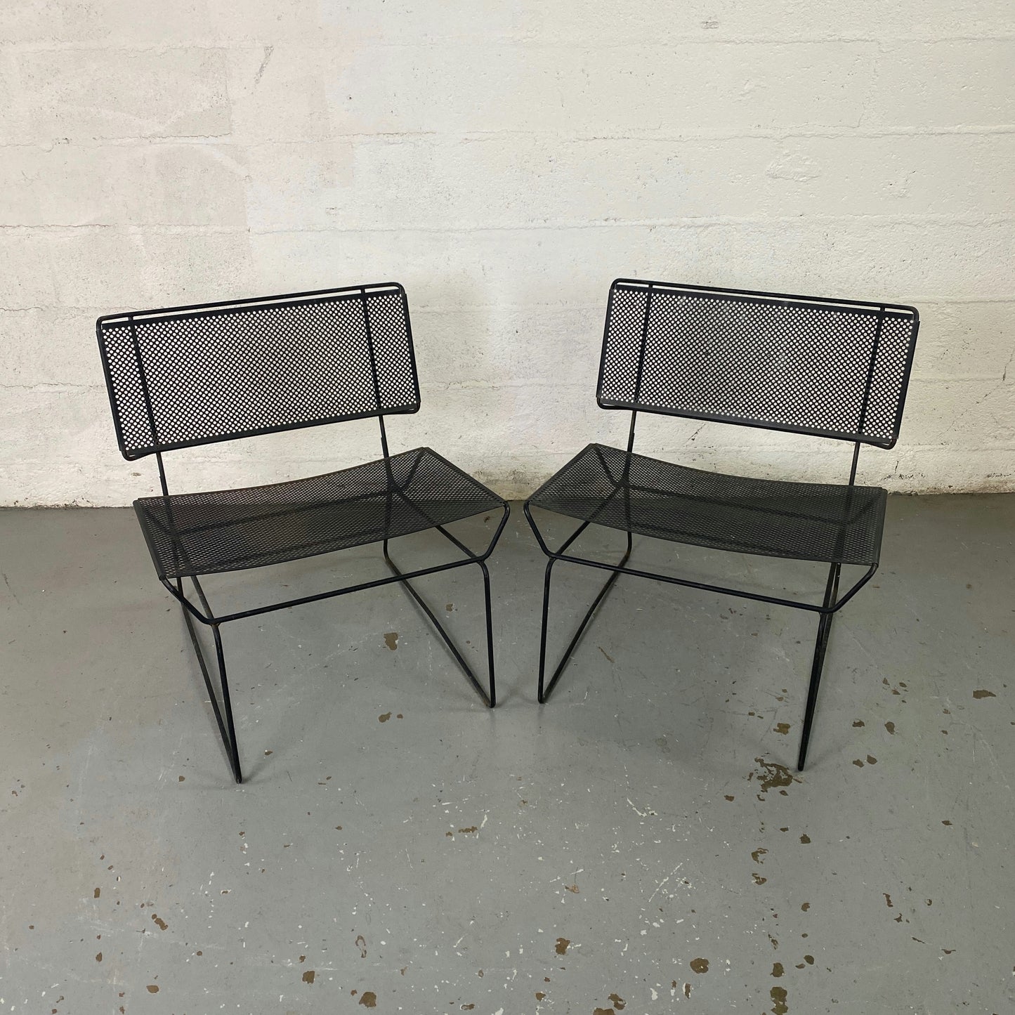 Paire de fauteuils en métal perforé collection fil par François Azambourg