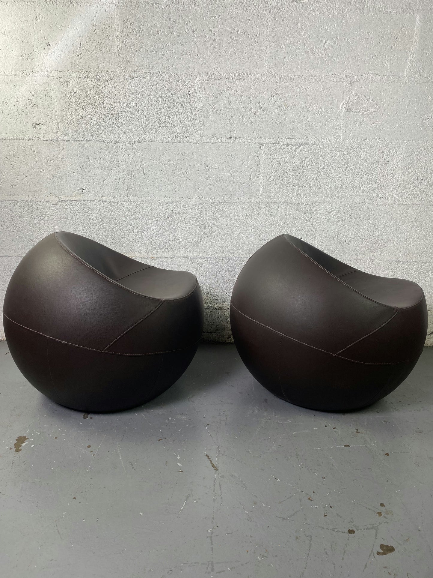 Ball Chair en cuir marron par Finn Stone