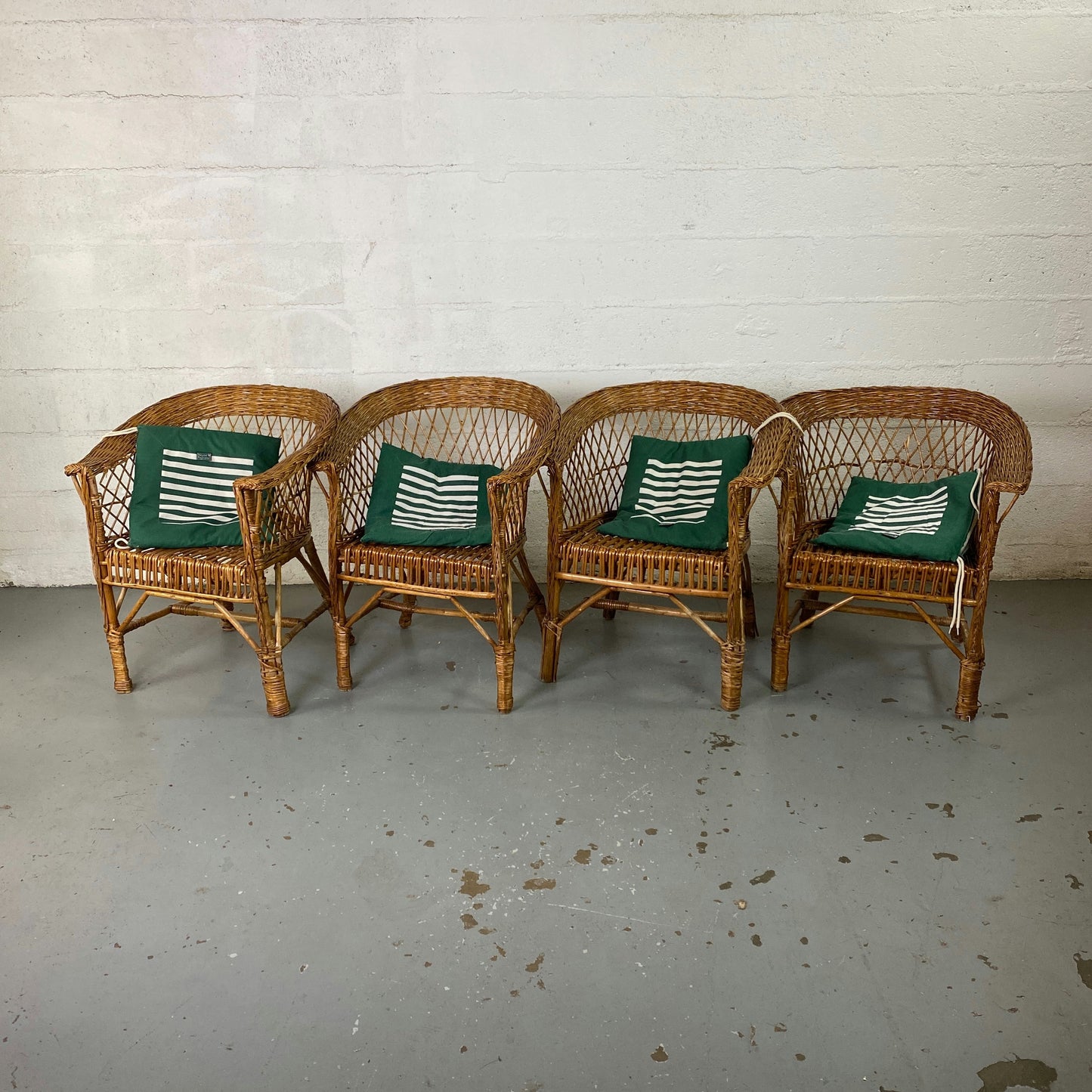 Lot de 4 fauteuils en rotin tressé