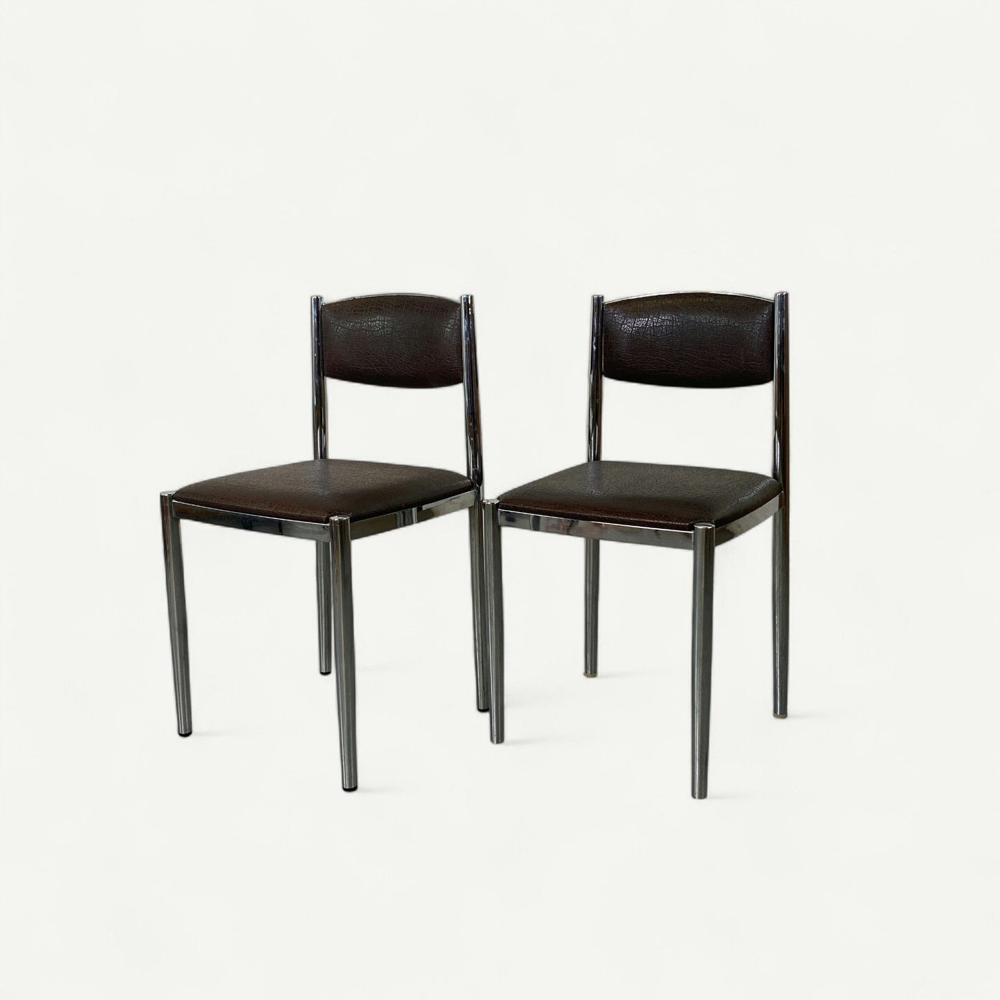 Paire de chaises en cuir et métal chromé Collomb Création