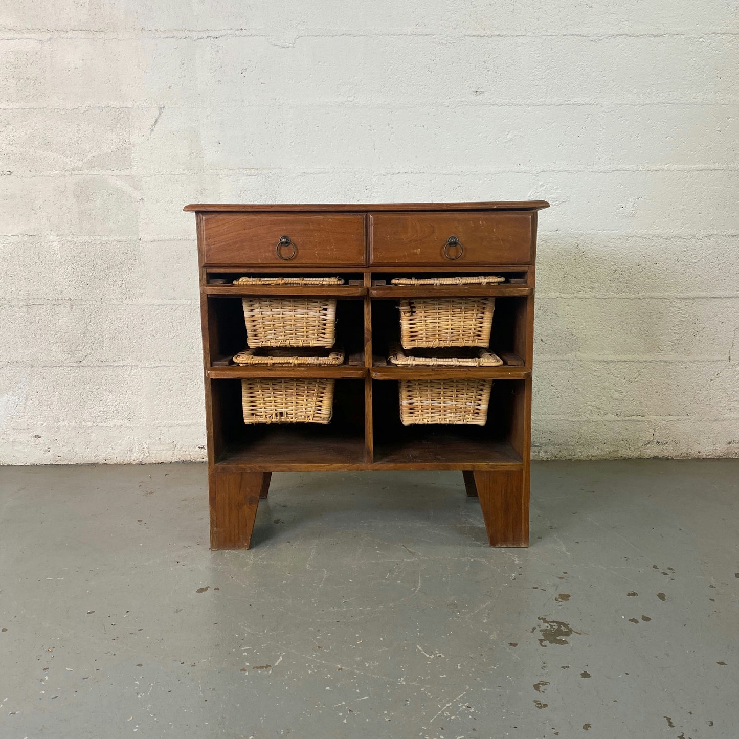Commode bois exotique avec paniers osier
