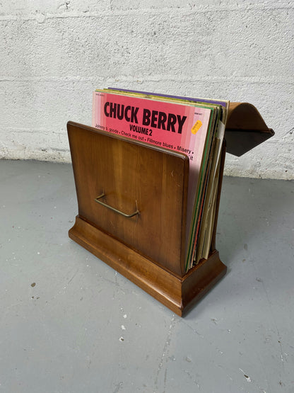Porte revue en bois et cuir