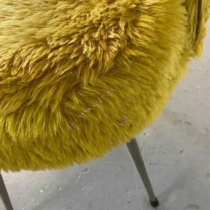 Chaise fourrure doré