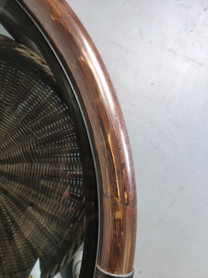 Table basse vintage en rotin avec le plateau en verre fumé et étagère panier en rotin.