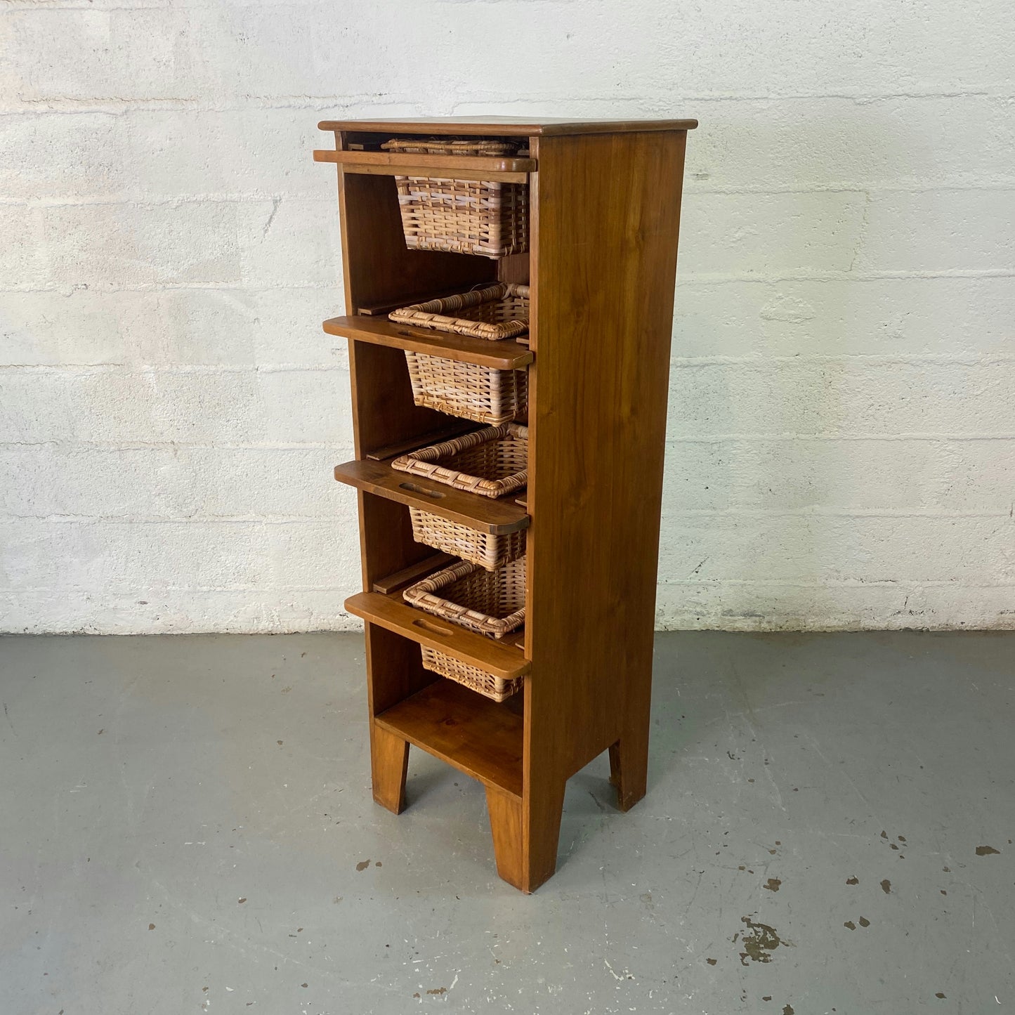 Chiffonnier en bois avec panier