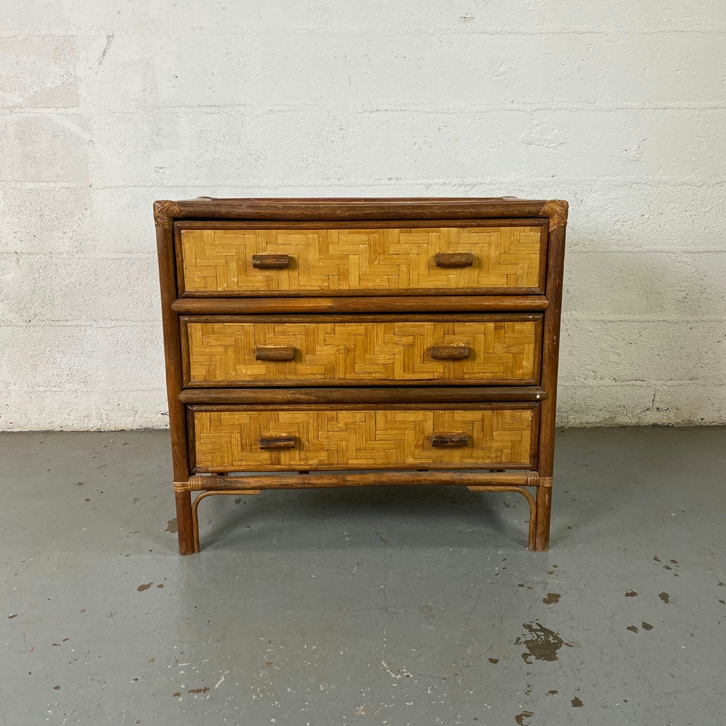 Commode en bois et rotin