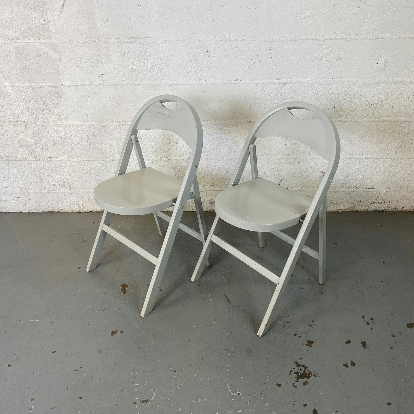 Paire de chaises pliantes Thonet blanches