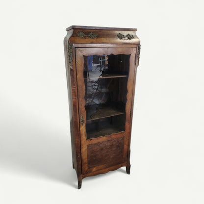Vitrine Louis XV avec marqueterie de bois précieux