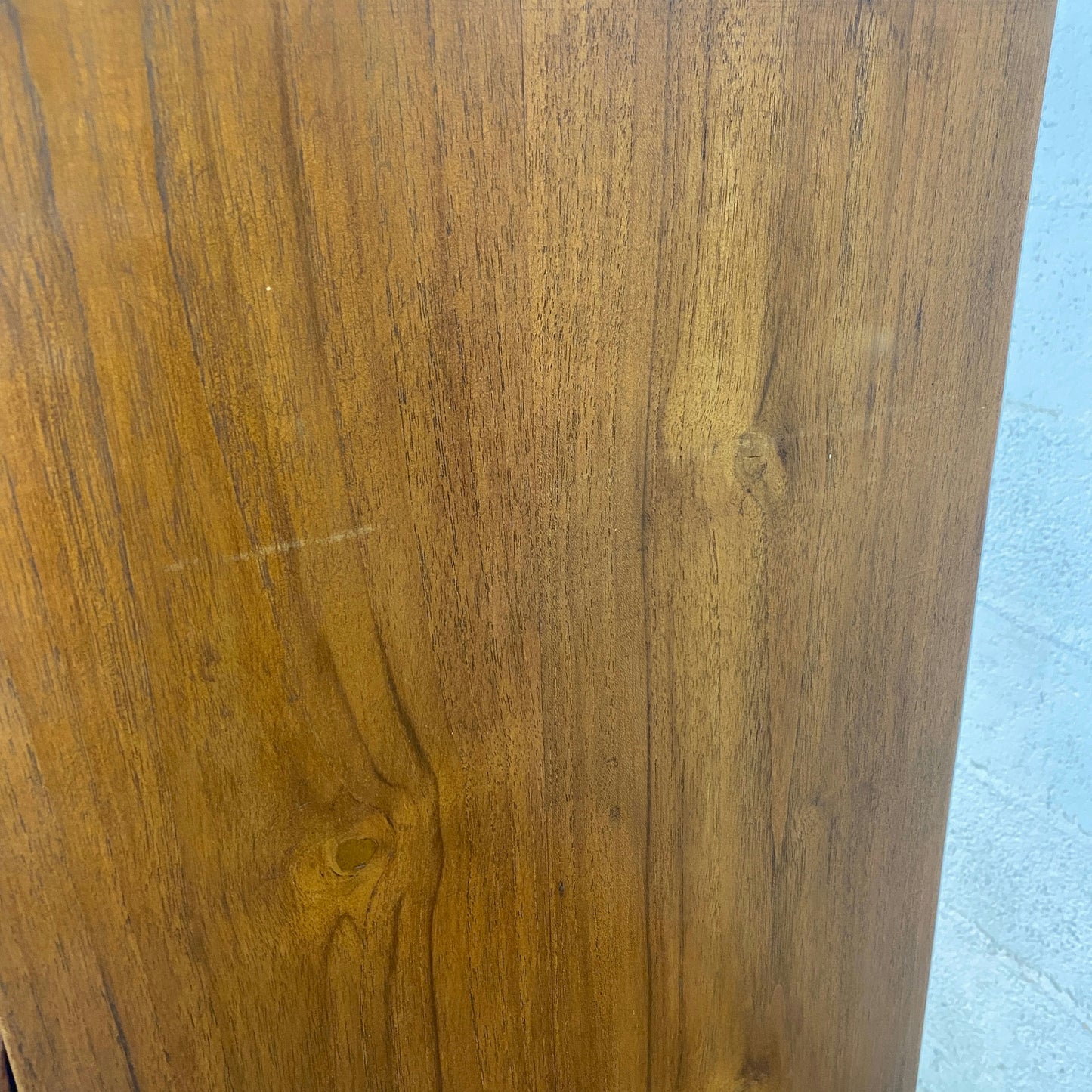 Chiffonnier en bois avec panier