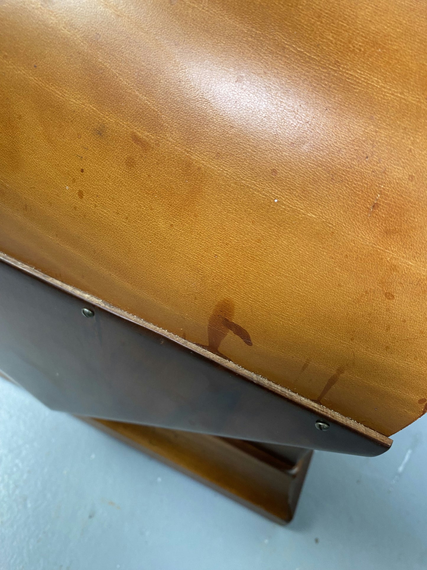 Porte revue en bois et cuir